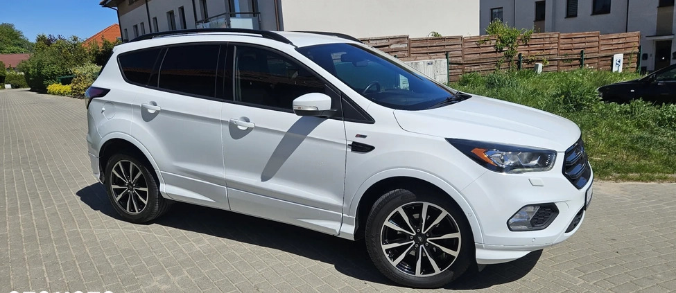 Ford Kuga cena 69900 przebieg: 91600, rok produkcji 2017 z Gdańsk małe 211